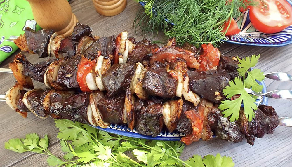 Шашлык из говяжьей печени с овощами, салом Говяжья печень с овощами