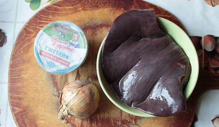 Ингредиенты для приготовления шашлыка из говяжьей печени в сметане Говяжья печень, сметана и лук