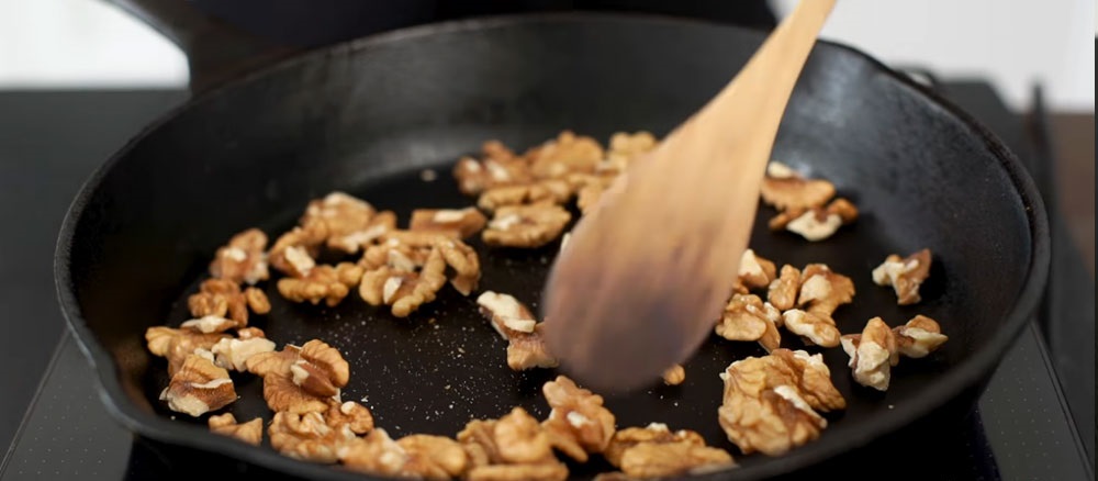 Обжаривание грецких орехов на сковороде Грецкие орехи на сковороде