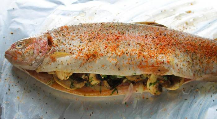 Фаршированная грибами и луком форель Грибы в форели