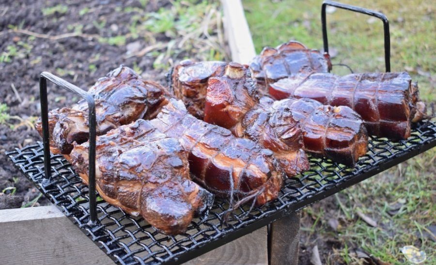 Грудинка горячего копчения, приготовленная в коптильне на улице Грудинка горячего копчения