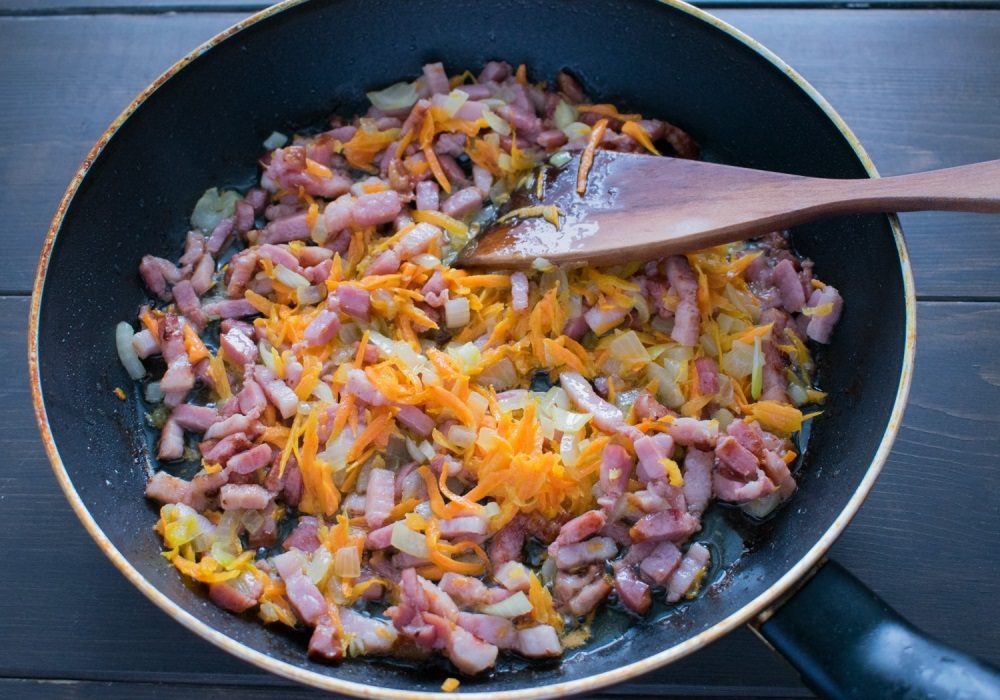 Обжаривание копчёной грудки с морковью и луком Грудинка, лук и морковь