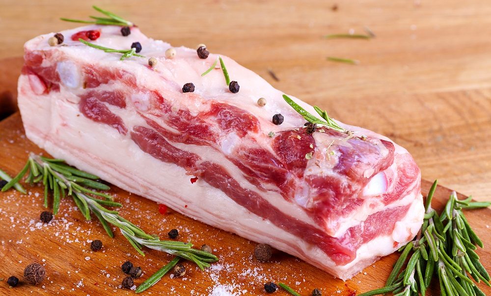Сухая засолка грудинки перед копчением Грудинка с солью и специями