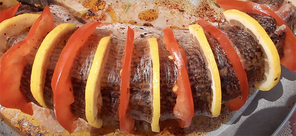 Хек с кружочками помидоров Хек, лимон и помидор