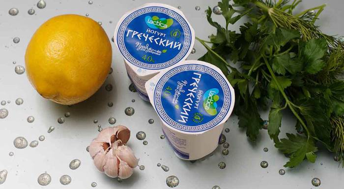 Ингредиенты для приготовления диетического соуса Йогурт, чеснок, зелень