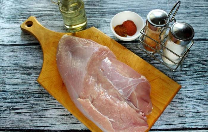 Ингредиенты для приготовления ветчины из индейки в духовом шкафу Индейка, масло и специи