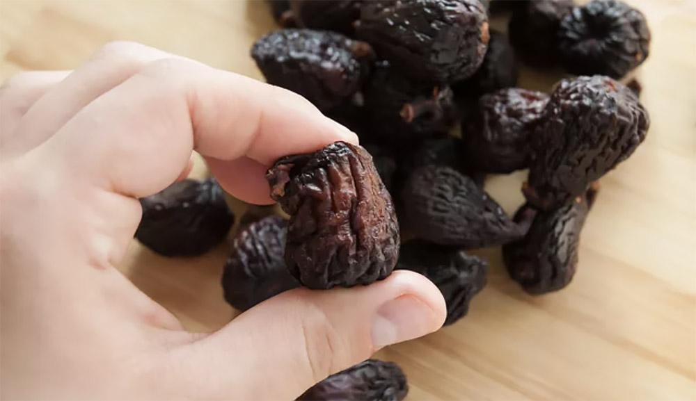 Проверка готовности вяленого инжира Инжир в руке