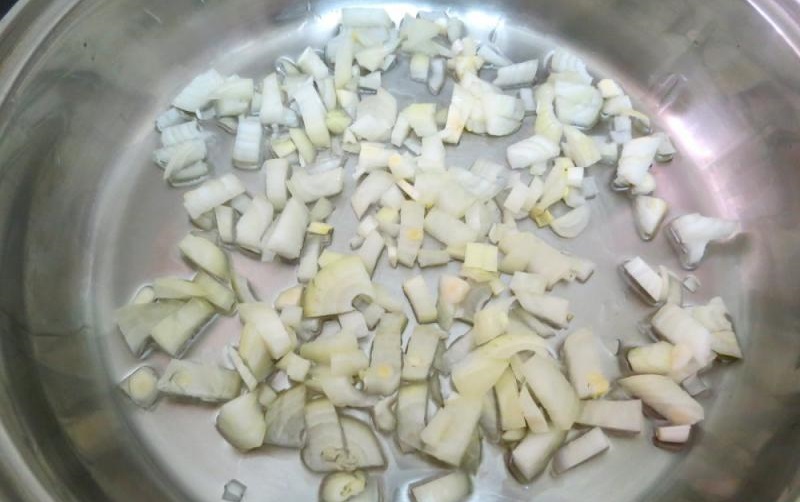 Обжаривание лука для солянки Измельчённый лук для солянки