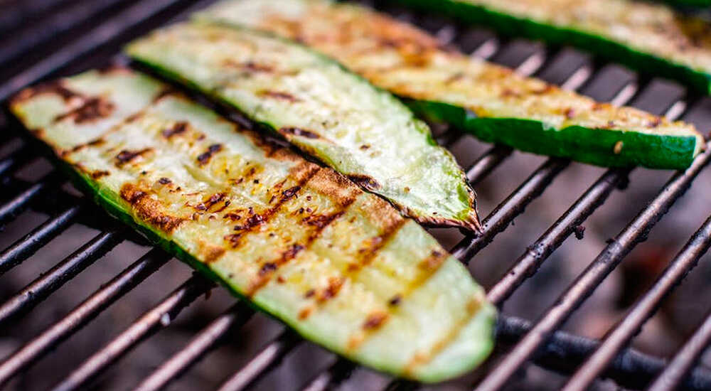 Приготовление кабачков-гриль на решетке Кабачки на угольном гриле
