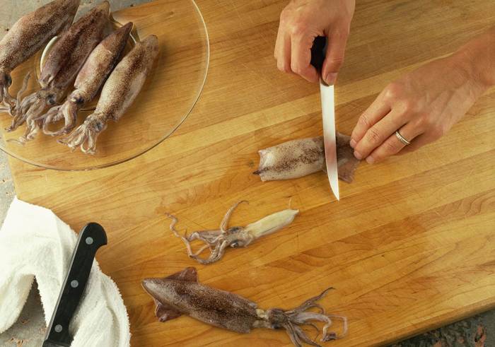 Разделка тушек кальмара Кальмар и нож