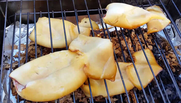 Копченые кальмары в коптильне Кальмары в коптильне