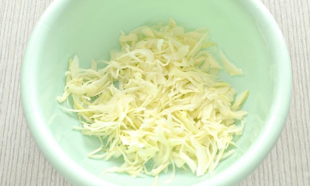 Мелко нашинкованная капуста для салата Капуста в миске