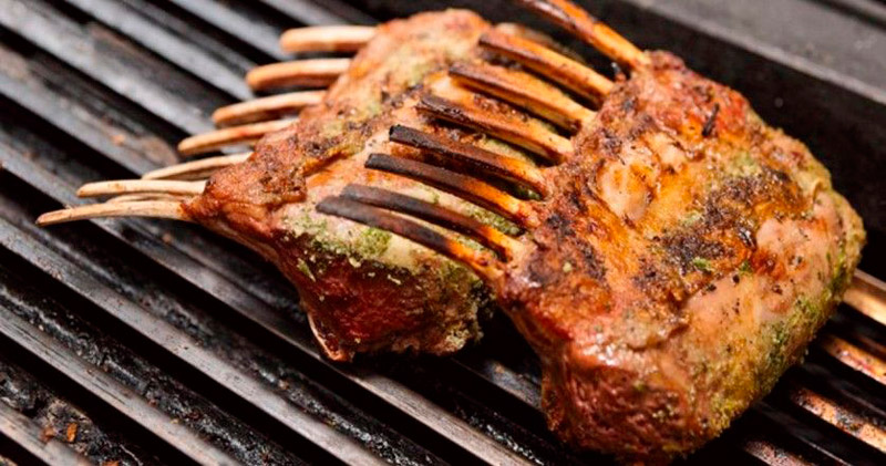 Каре ягненка приготовленное на гриле Каре ягненка на гриле