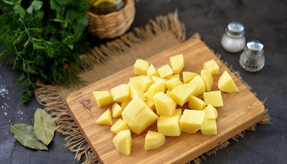 Нарезанная кубиками картошка для горохового супа Картофель для горохового супа