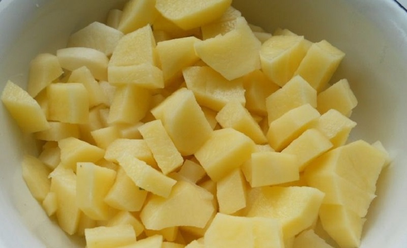 Нарезание картофеля кубиками Картофель для супа с окорочком