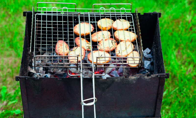 Картофель на угольном гриле Картофель на гриле