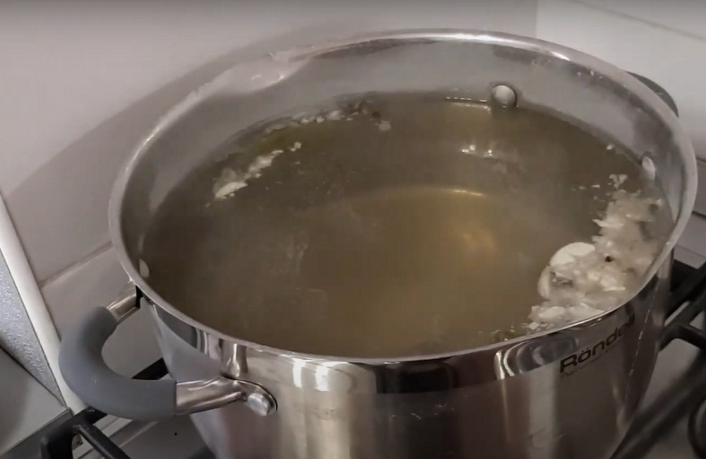 Кастрюля с рассолом На плите кастрюля с рассолом