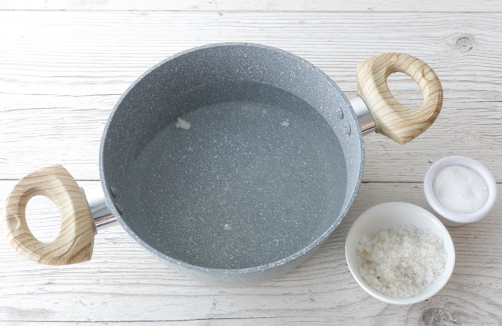 Соль, сахар и кастрюля воды для засолки рыбы Кастрюля с водой и специями