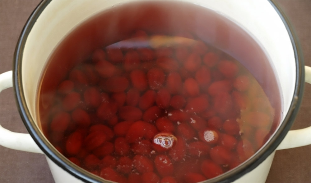 Приготовление компота из кизила в кастрюле Кизил в кастрюле