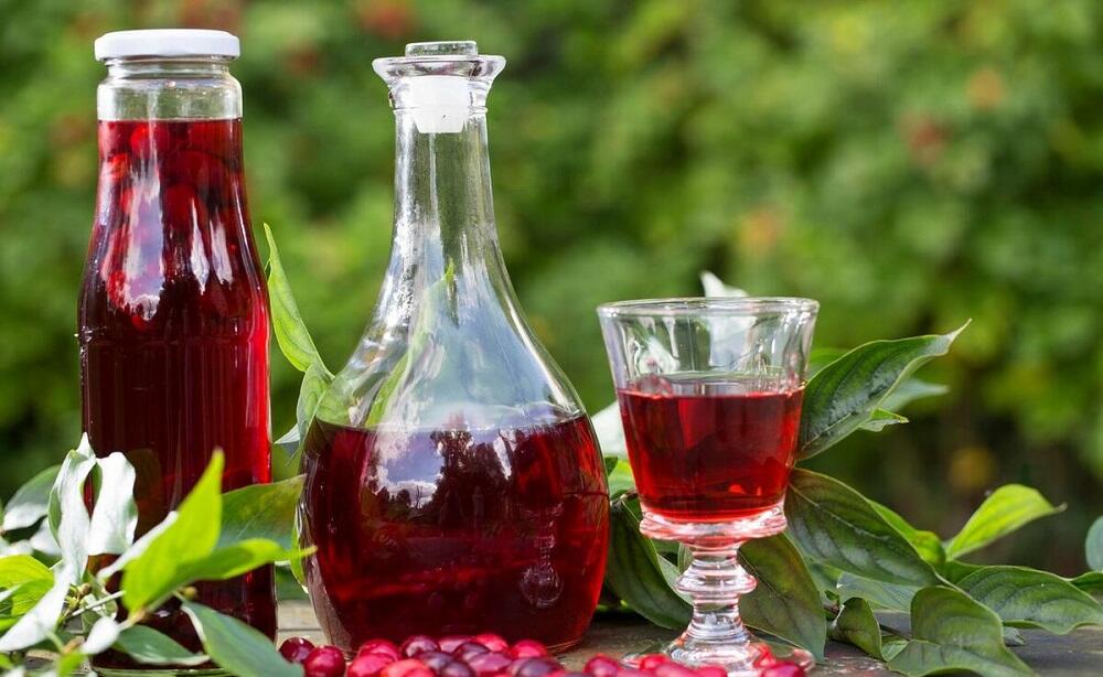 Бутылки с ягодной настойкой Кизиловая настойка