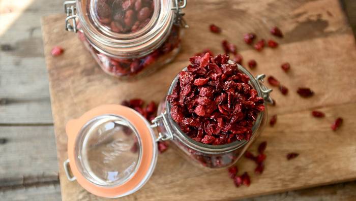 Хранение сушёной клюквы в стеклянной банке Клюква в банке