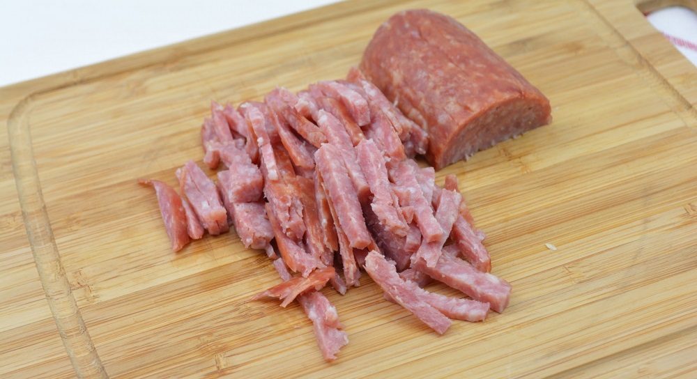 Порезанная соломкой копчёная колбаса для салата Колбаса для салата с капустой и перцем