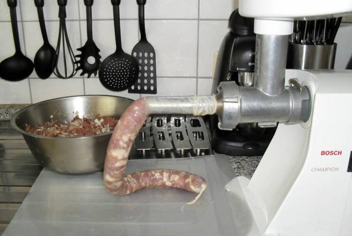 Начинение домашней колбасы с помощью электрической мясорубки Колбаса и электромясорубка