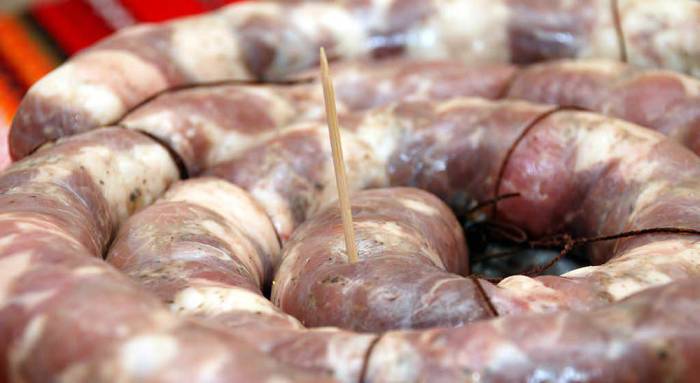 Прокалывание колбасы зубочисткой Колбаса и зубочистка