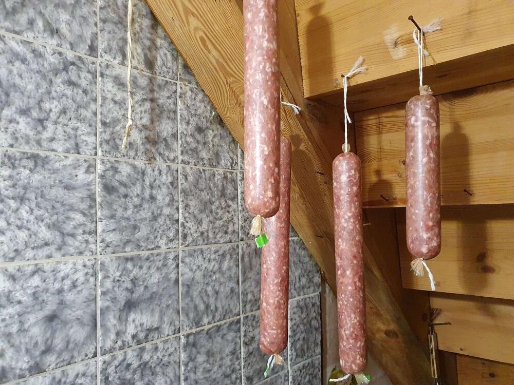 Вяление колбасы дома Колбаса висит на веревке