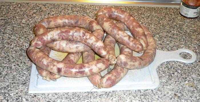 Колбаски из говядины, свинины и сала в натуральной оболочке Колбаски из говядины, свинины и сала