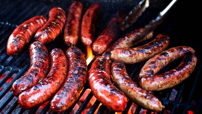 Обжаривание домашних колбасок из свинины на гриле Колбаски на гриле