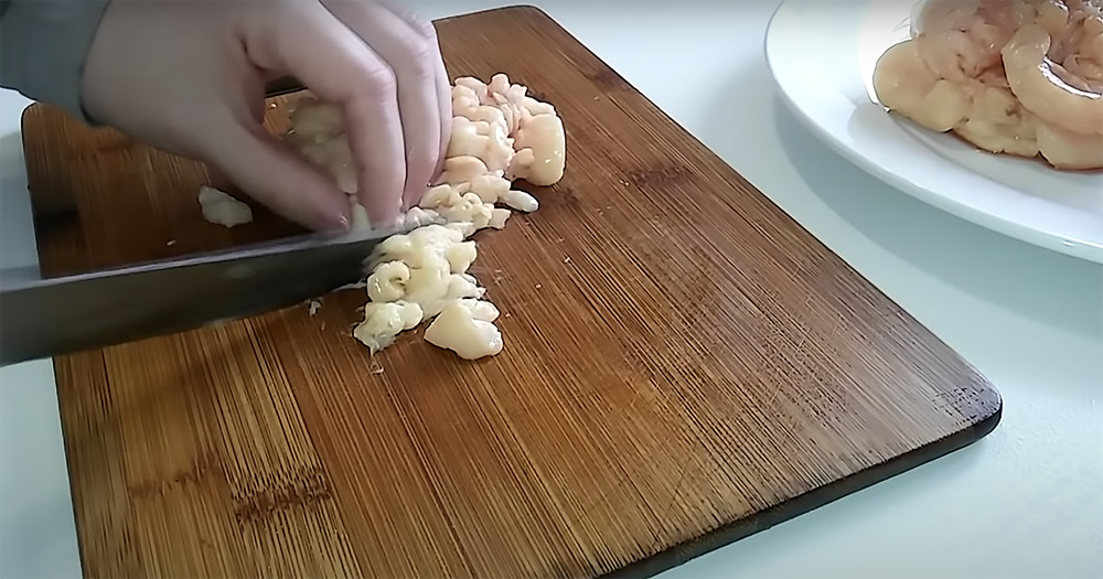 Нарезание конского жира для варёной колбасы Конский жир для варки