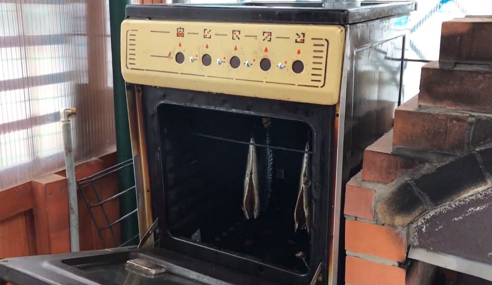 Горячее копчение рыбы в коптильне из газовой плиты Копчение рыбы в газовой плите