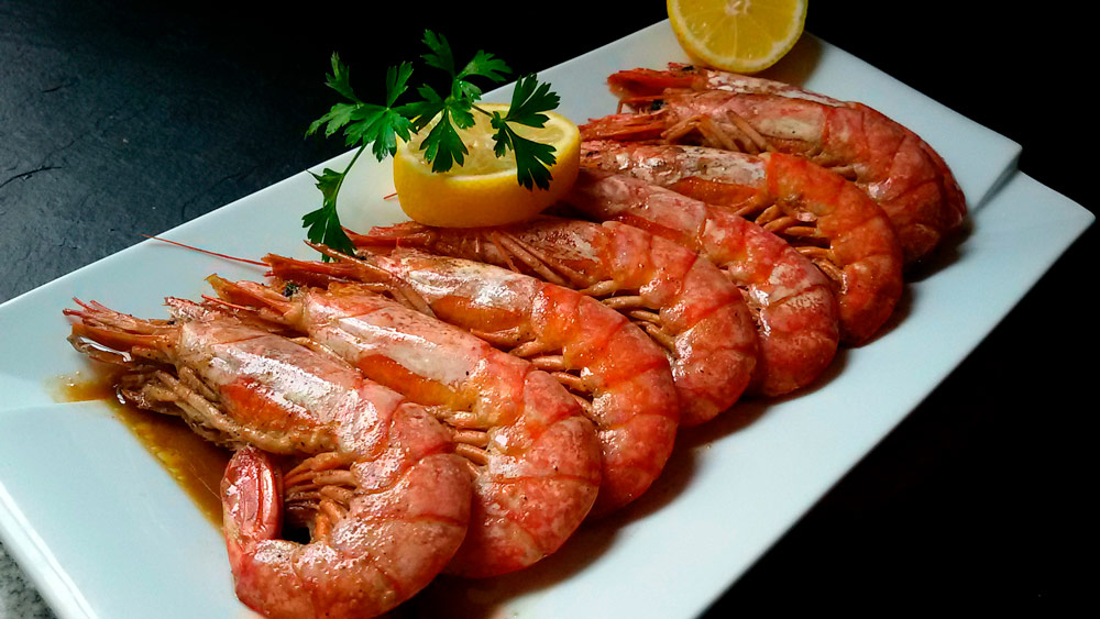 Блюдо с копченными креветками Копченные креветки