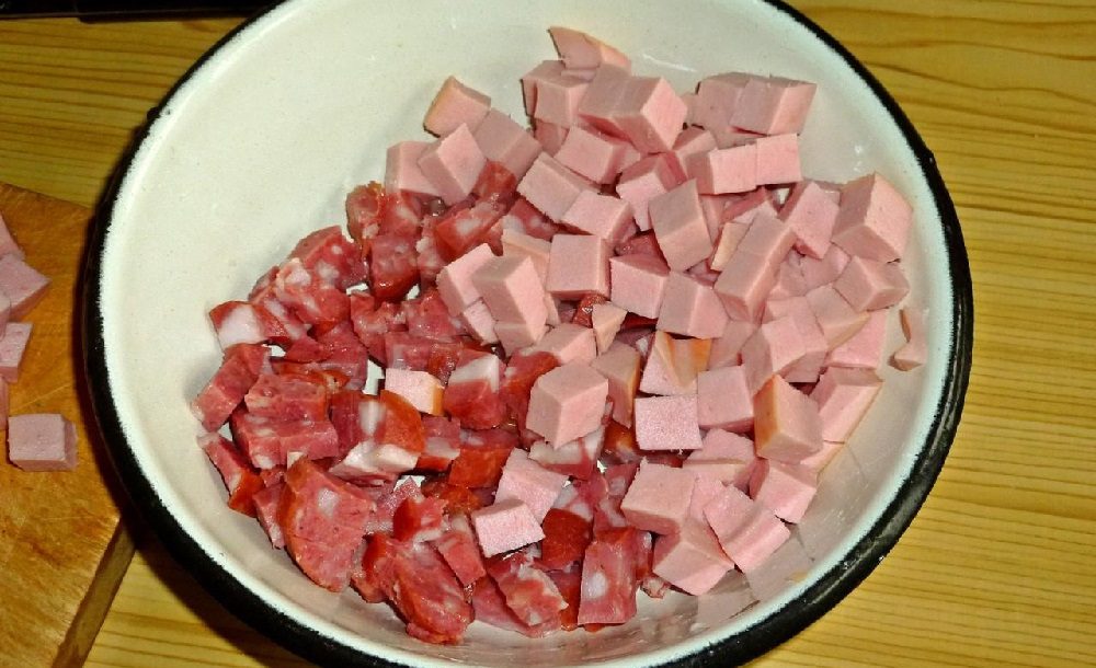 Нарезанная кубиками копчёная и варёная колбаса Копчёная и варёная колбаса для солянки