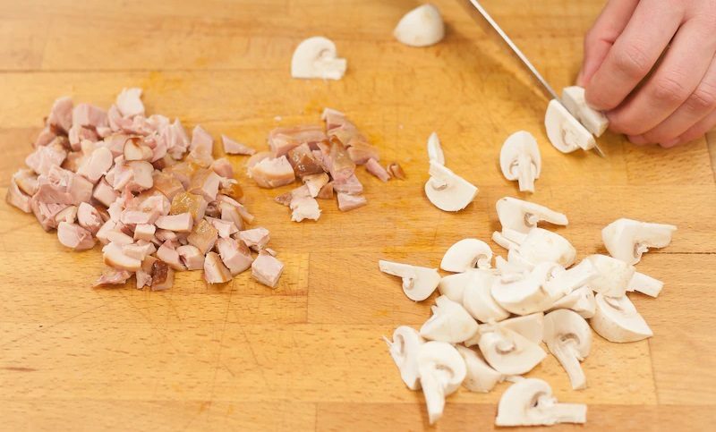 Нарезание копчёной курицы и шампиньонов для салата Копчёная курица и шампиньоны