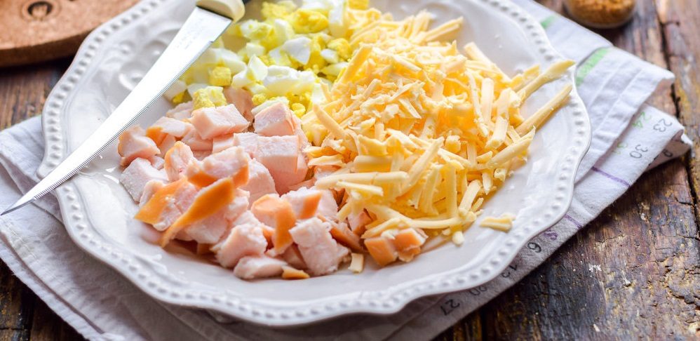 Добавление натёртого твёрдого сыра Копчёная курица, яйца и сыр