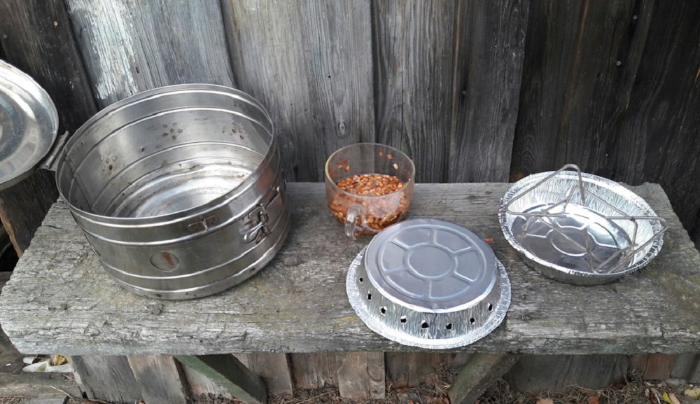 Коптильня из медицинской биксы с дырками сбоку Коптильня с дырками сбоку