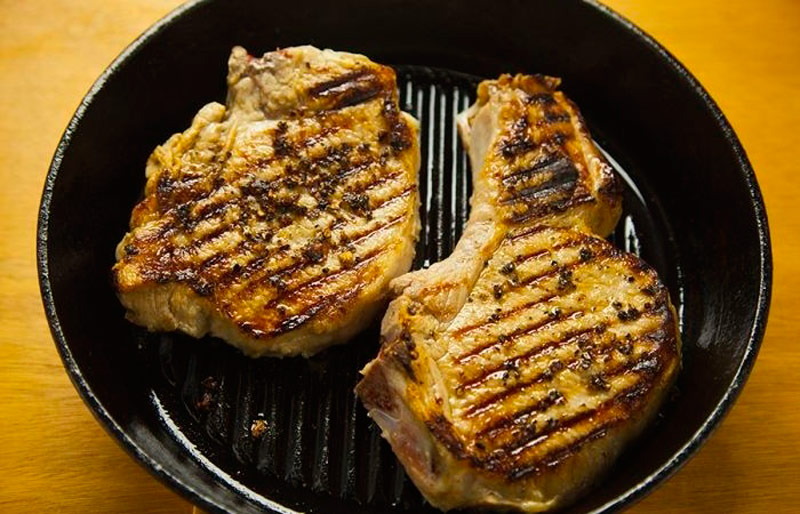 Корейка свиная на сковороде-гриль Корейка свиная