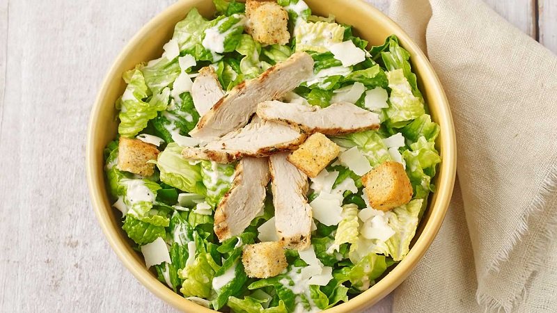 Королевский салат с копчёной курицей, пекинской капустой и сухариками Королевский салат с копчёной курицей