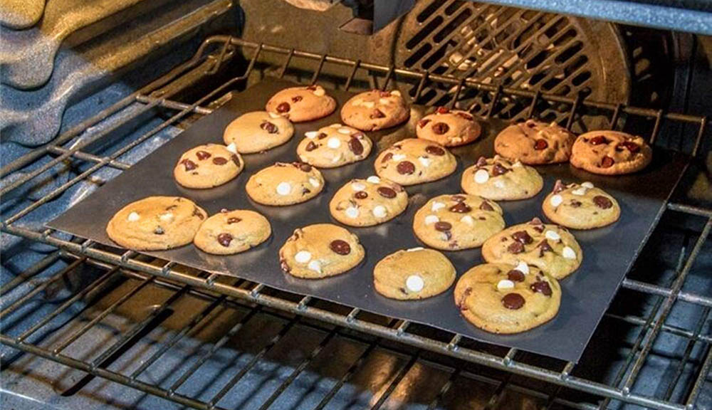 Приготовление печенья на тефлоновом коврике Коврик и печенье