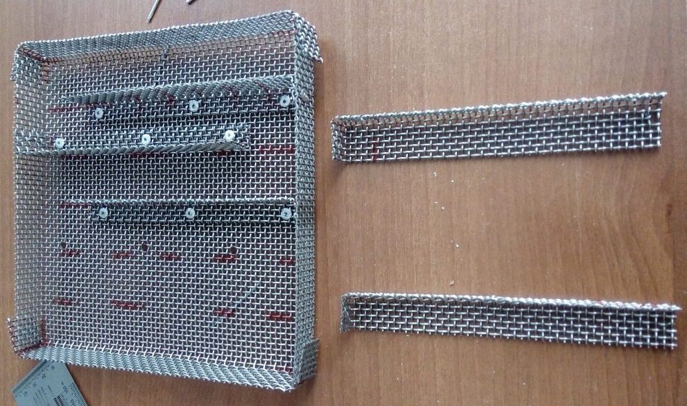 Как сделать простой лабиринтный дымогенератор: шаг 1 Крепление перегородок к основанию