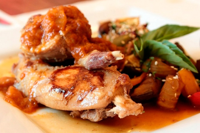 Готовый кролик тушеный в соусе Кролик тушеный в соусе