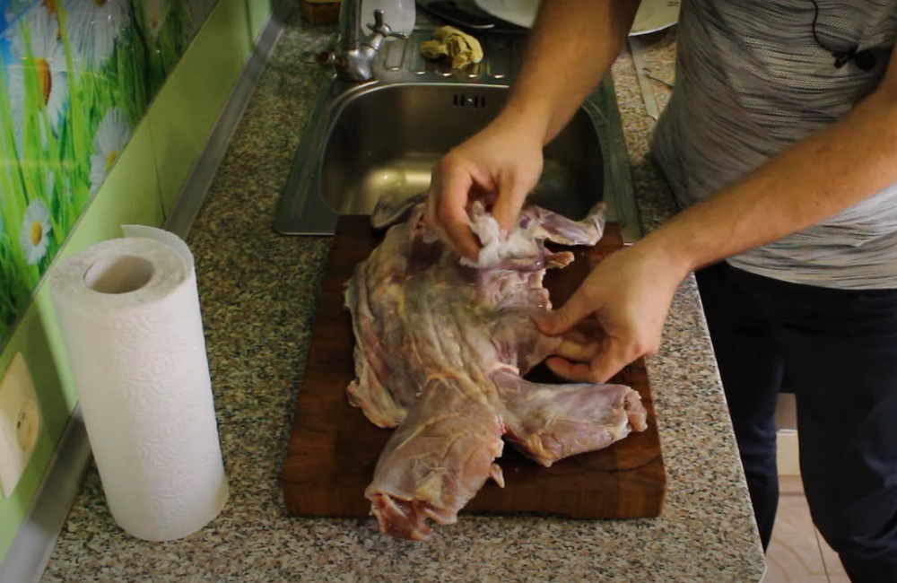 Кролика протирают бумажными полотенцами кролика протирают полотенцем