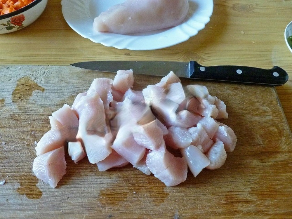 Куриное филе, порезанное кубиками Кубики куриного филе