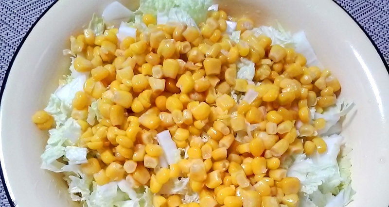 Добавление консервированной кукурузы к пекинской капусте Кукуруза и пекинская капуста