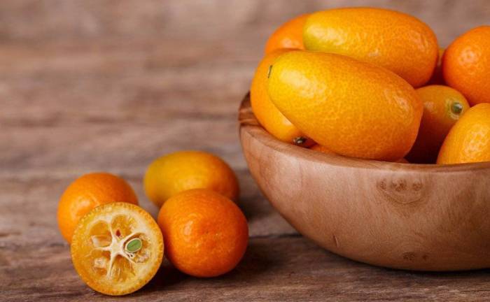 Спелые плоды кумквата Кумкват в тарелке