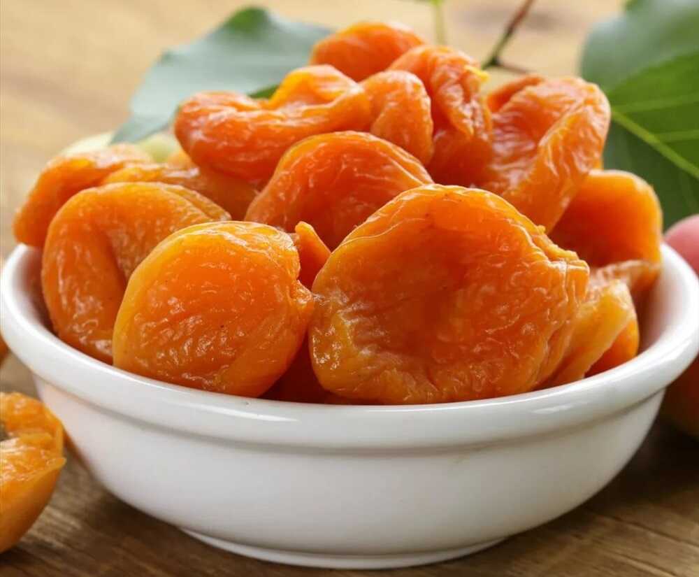 Сушеный абрикос Курага в тарелке