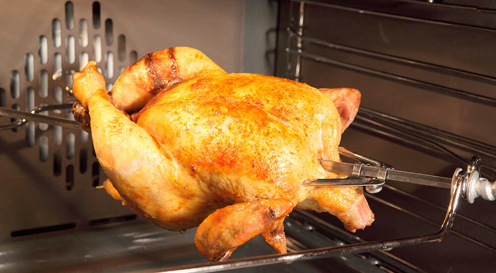 Готовая курица-гриль в духовке на вертеле целиком Курица-гриль в духовке на вертеле целиком