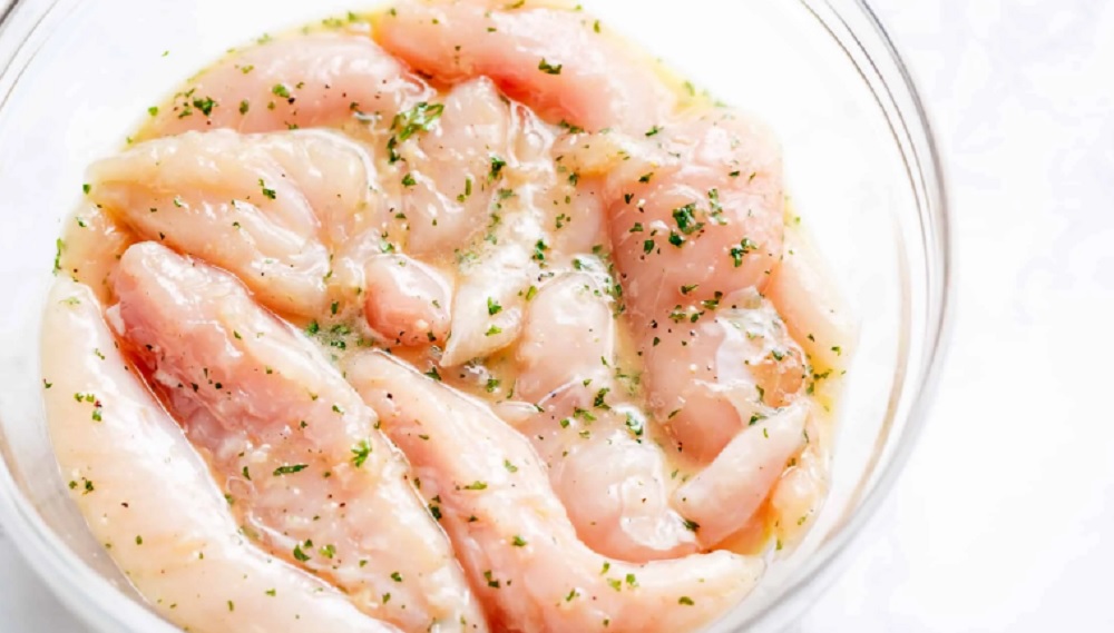 Куриная грудка в маринаде из чеснока, лимонного сока и специй Куриное филе маринуется с лимоном и чесноком